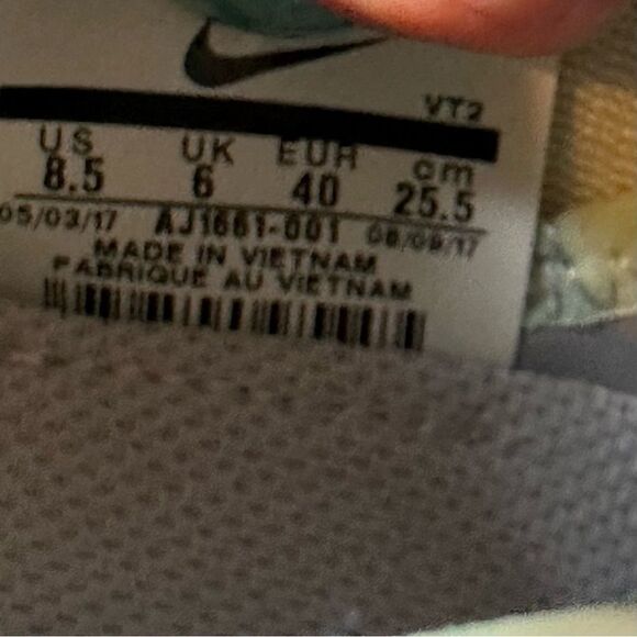 Nike Women's Gray Running Shoes - Picture 4 of 9